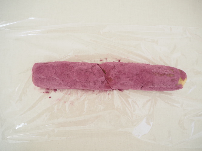紫芋パウダーを全面にまぶしてラップで包み冷蔵庫へ