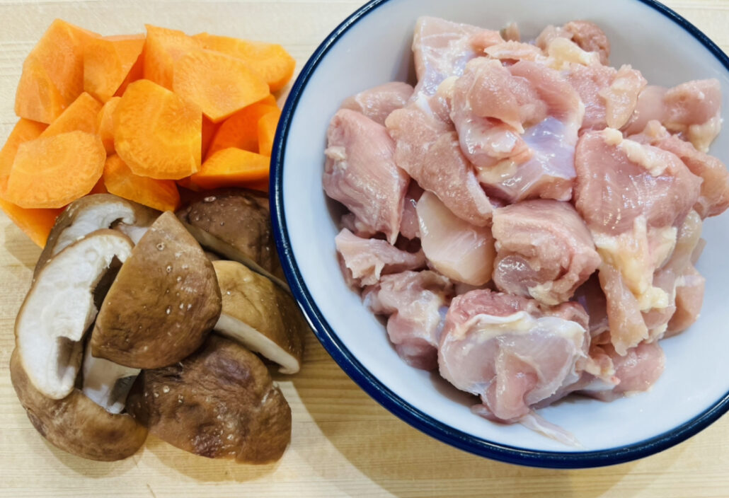 切った鶏もも肉、にんじん、しいたけ