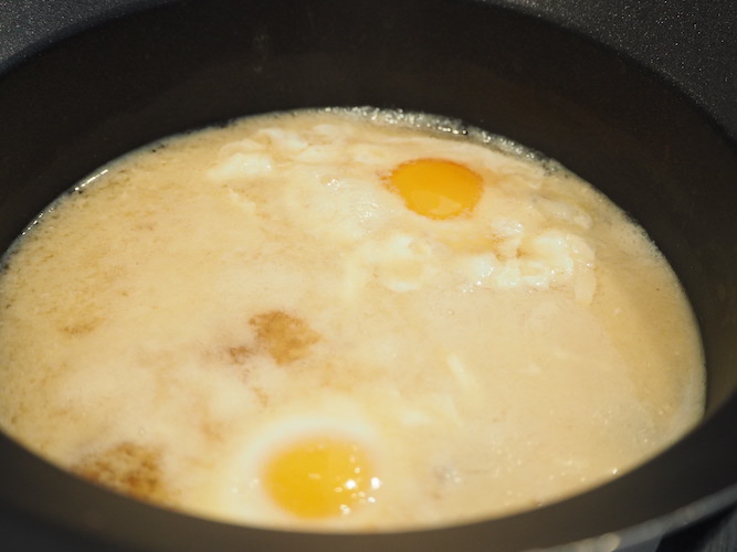 味噌を溶き入れて卵を入れる