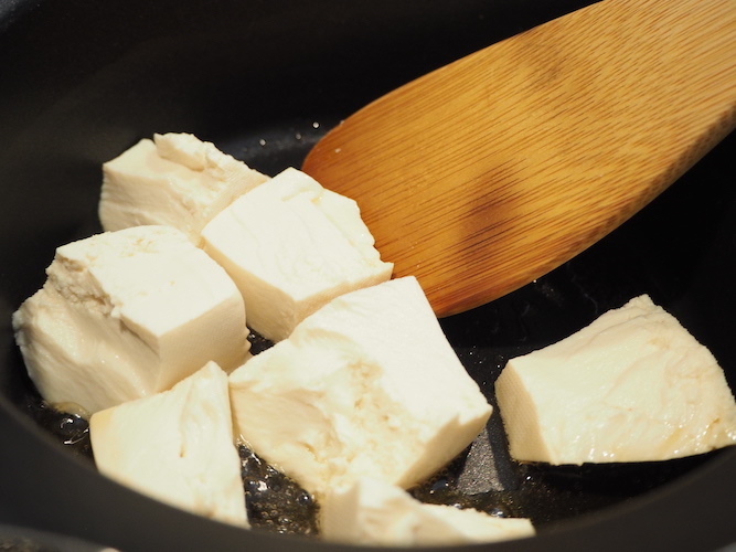 木綿豆腐をごま油で炒める