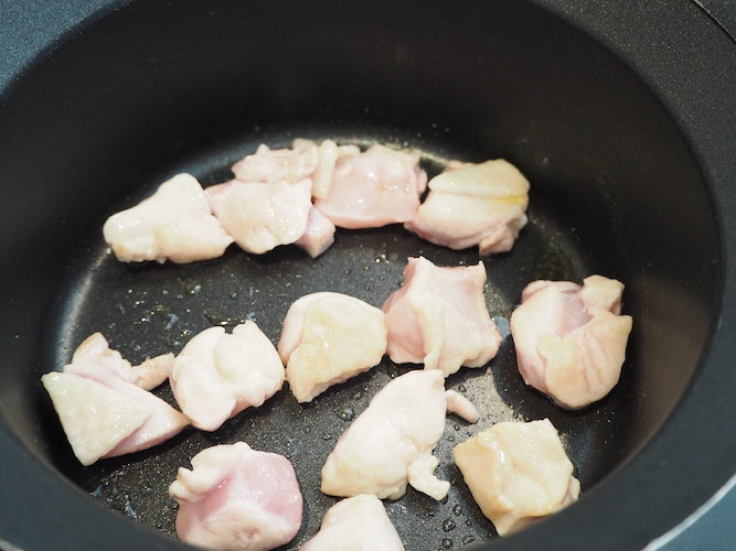 鍋にサラダ油を入れて熱し、鶏肉を入れて肉の色が変わるまで炒める