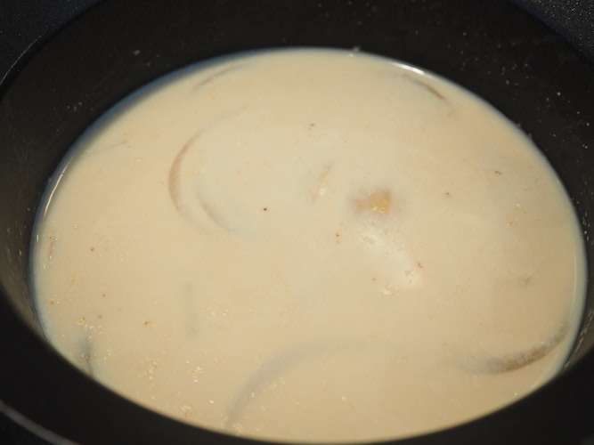 豆乳を加えて沸騰させないように温めたら火を止め、みそを溶き入れる