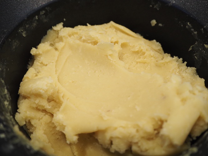無塩バター、生クリーム、砂糖を加えた後混ぜる