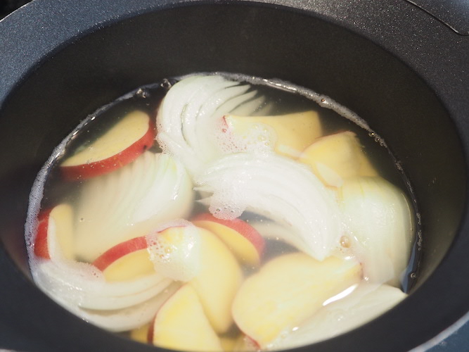 鍋に和風顆粒だし、水、切った野菜を入れ中火で熱し、沸騰したらさつまいもに火が通るまで数分煮る