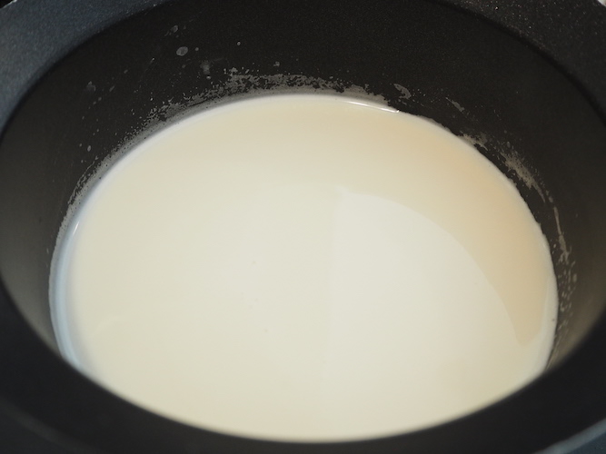 鍋に牛乳と砂糖を入れて温める