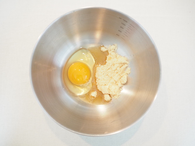 卵と砂糖をボウルに入れる