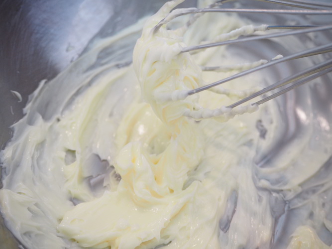 バターをクリーム状になるまで混ぜた様子