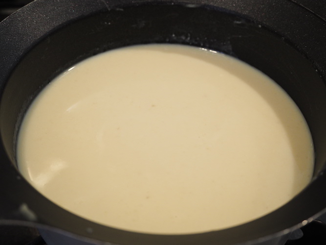 牛乳、ペーストにした（5）、★の調味料（生クリーム、パルメザンチーズ、塩）を加えて均等に混ぜ合わせる