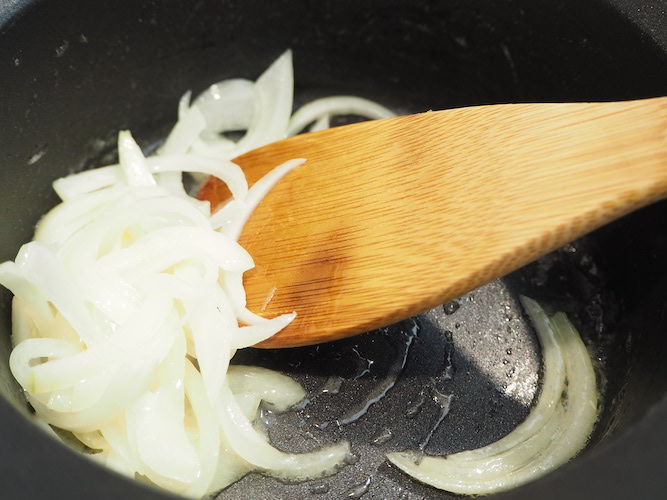 鍋に有塩バターを入れて火にかけ、玉ねぎを加えてしんなりとするまで炒める