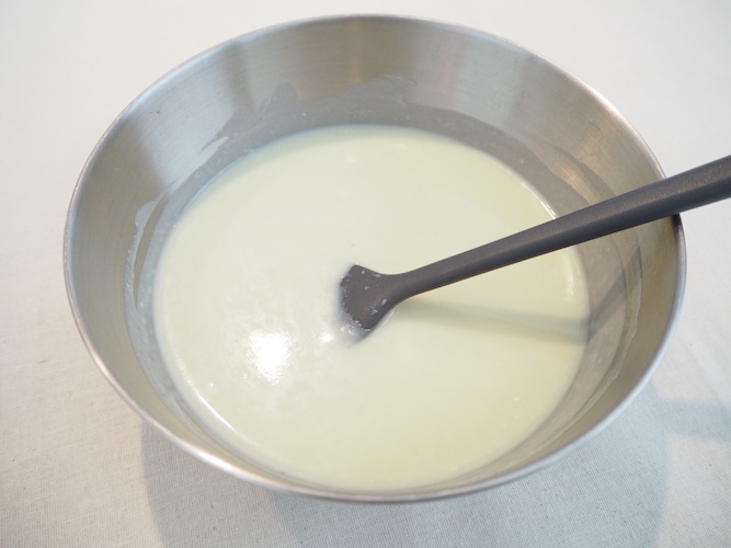 ボウルに移し牛乳、生クリーム、塩こしょうを加えなじませて味を整える