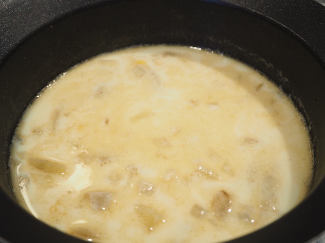 ごぼうがやわらかくなったら無調整豆乳を加えて弱火で沸騰しない程度に温める