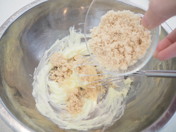 混ぜたバターにきび糖を数回に分けて加え混ぜる