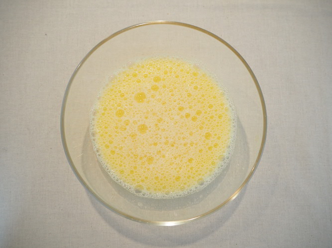 よく溶いた卵1/2個分の中に冷水200mlを加え、箸で泡が出るまでしっかり混ぜる