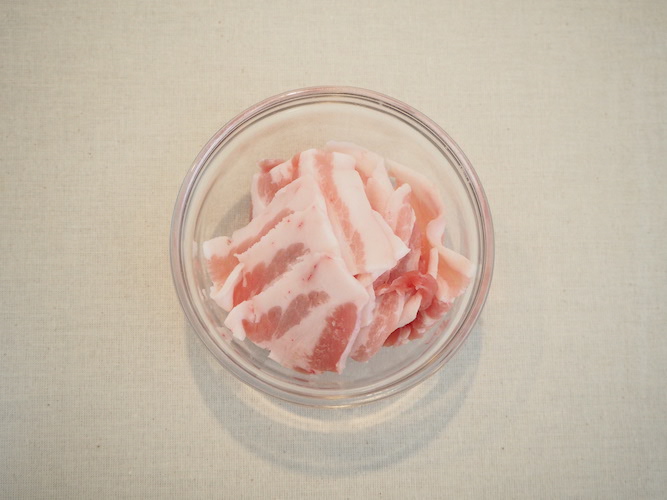 豚バラ肉は4cm幅に切る