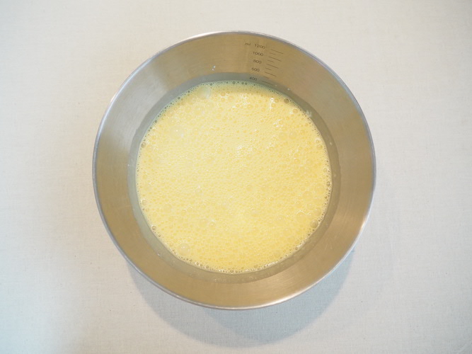 ボウルにクリームチーズ、卵、はちみつ、生クリーム、レモン汁を入れ、泡だて器で混ぜる