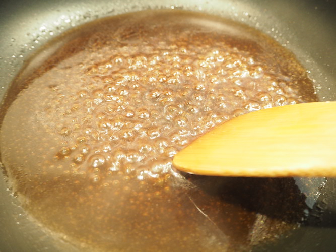 ぐつぐつしてきたら混ぜながら水溶き片栗粉を加え、とろみをつける