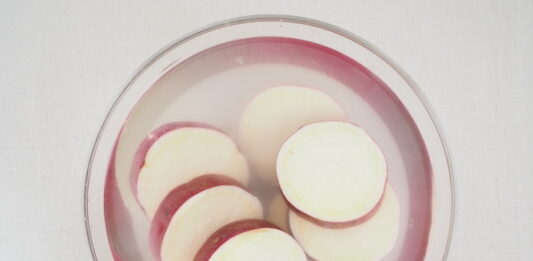 切ったさつまいもを水にさらしてアクを抜く