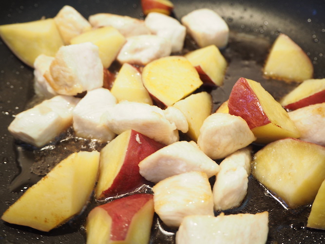 さつまいもに焼き目がついてきたら、合わせ調味料を回しかけ煮詰める