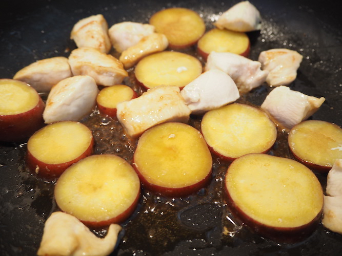 鶏むね肉に火が通ったらさつまいも、しょうゆ、みりんを加えて照りがでるまで中火で炒める