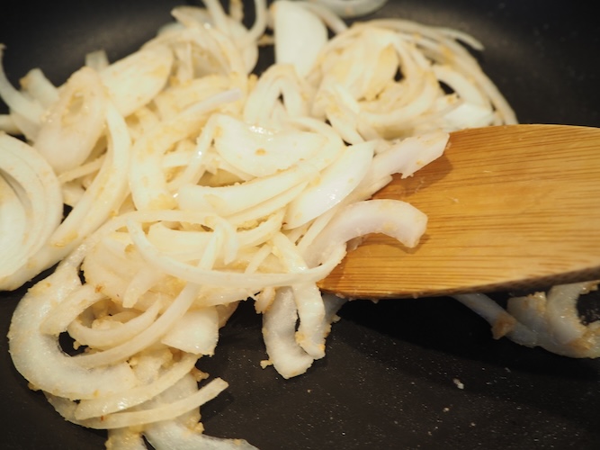 フライパンにバターと小麦粉を入れ、小麦粉とバターが馴染んだら、玉ねぎ、にんにくを入れて炒める。