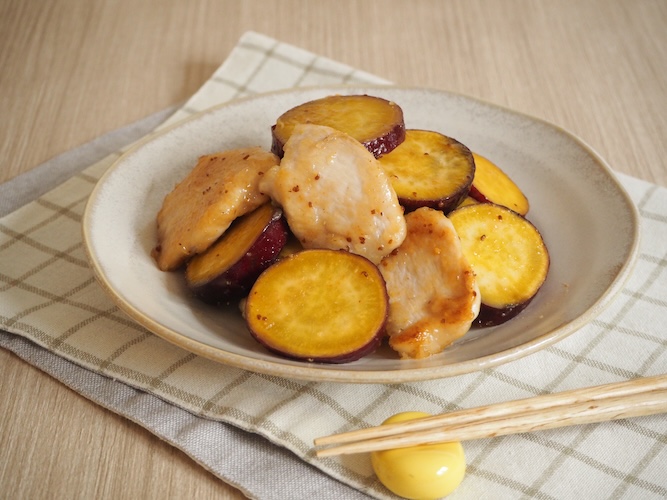 照りがでてきたら、器に盛って鶏むね肉とさつまいものコク旨ハニーマスタード炒めの完成。