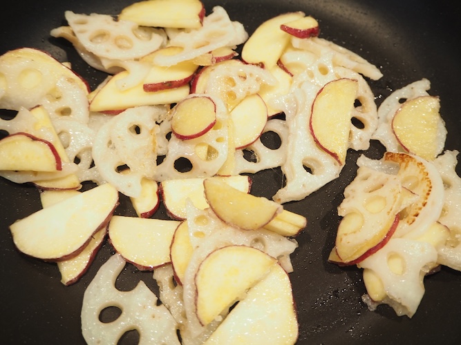 フライパンにサラダ油大さじ3を中火で熱し、片栗粉をまぶしたさつまいもとれんこんをこんがり焼く。