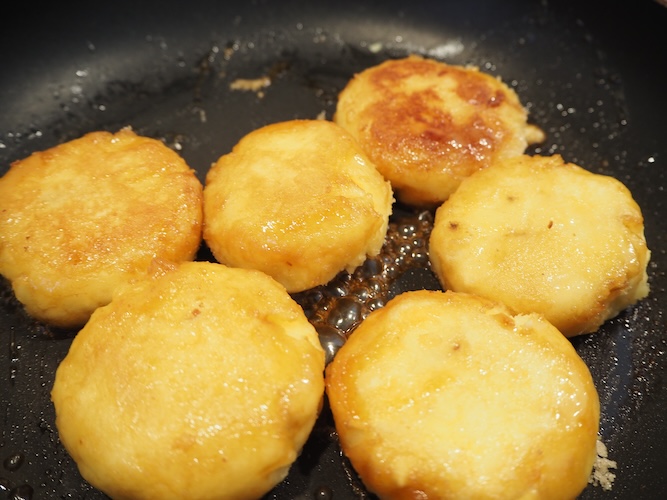 両面に焼き色がつくまで焼いたらお皿に移す。