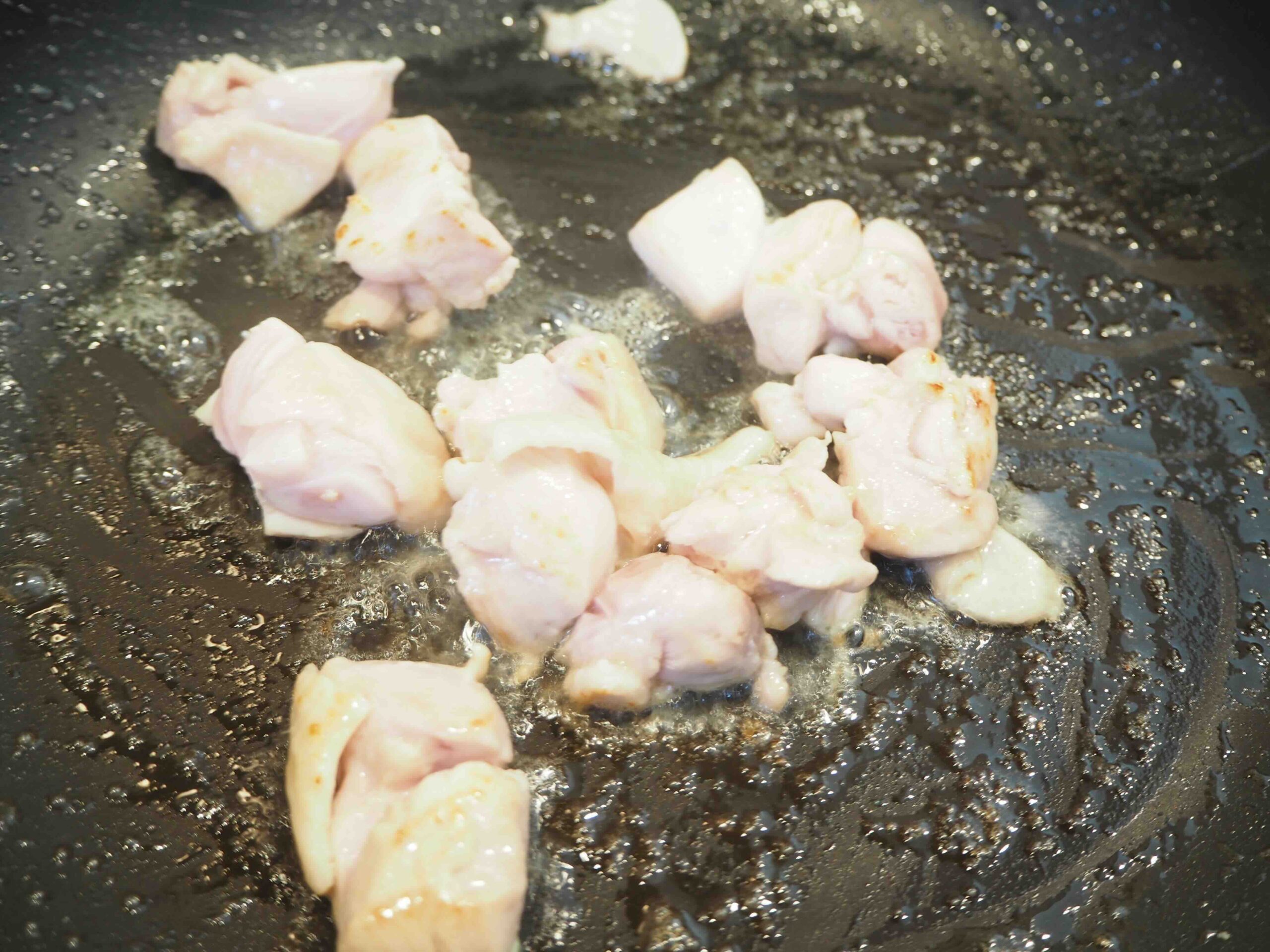 中火で熱した鍋に有塩バターをひき、鶏もも肉を入れて炒め、鶏もも肉に焼き色をつける