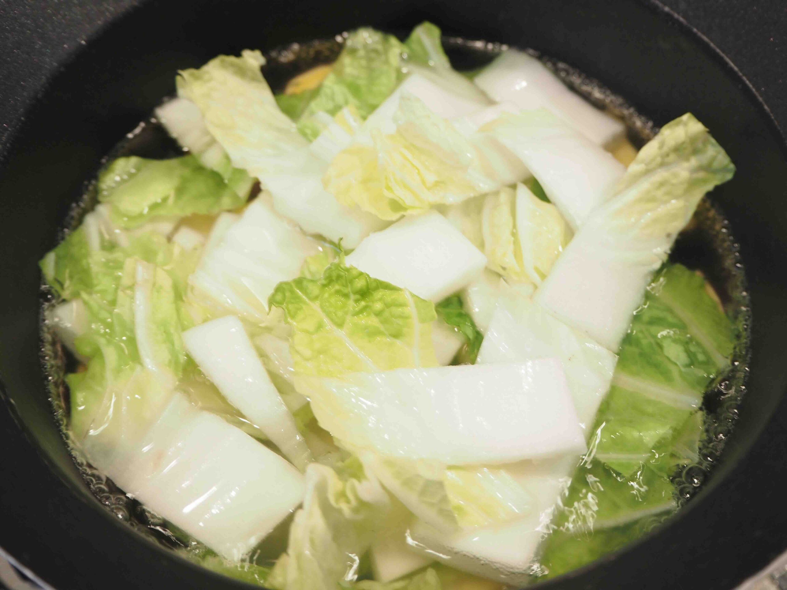 鍋に水、和風顆粒だし、さつまいもを入れて火にかけ、ひと煮立ちしたら白菜を加えてふたをして中火で5分加熱する。