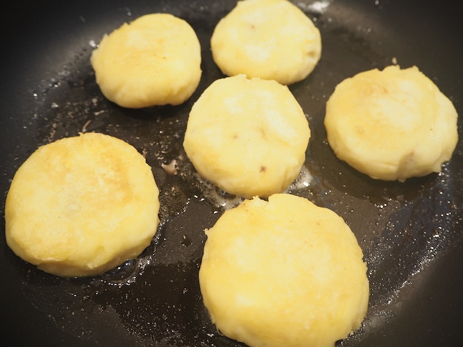 フライパンを熱してバターを溶かし、両面に焼き色がつくまで焼く。