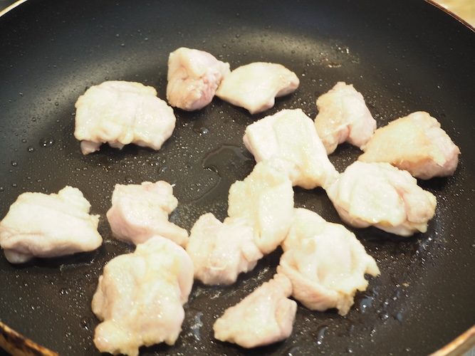 フライパンにサラダ油 大さじ1を入れて熱し、鶏もも肉を入れて裏に返しながら火が通るまで中火で焼く。