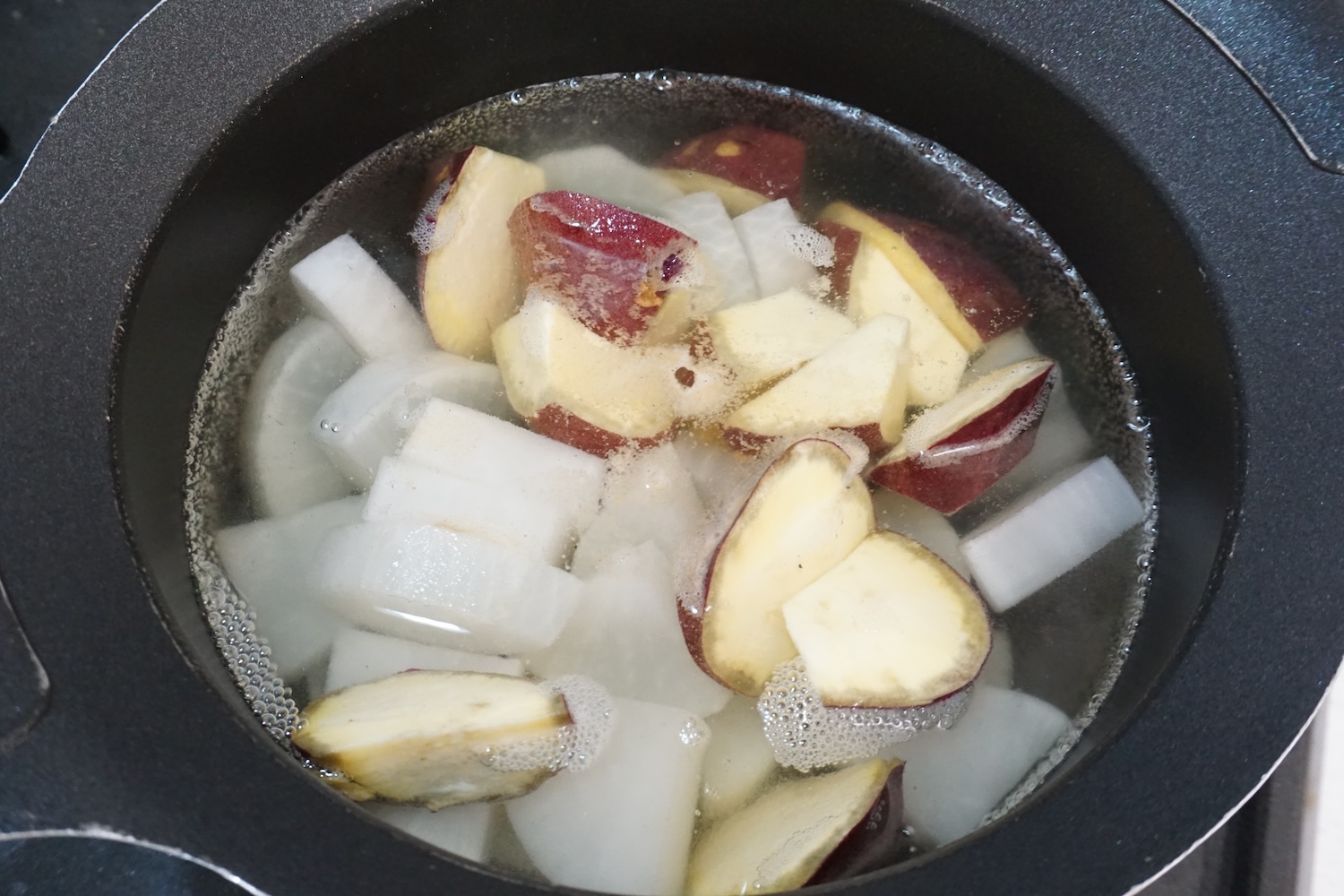 鍋に水 300mlと切った大根とさつまいも、【調味料】の砂糖 大さじ1、料理酒 大さじ1、顆粒和風だし 小さじ1/2、みりん 大さじ2を入れて、ひと煮立ちさせる。