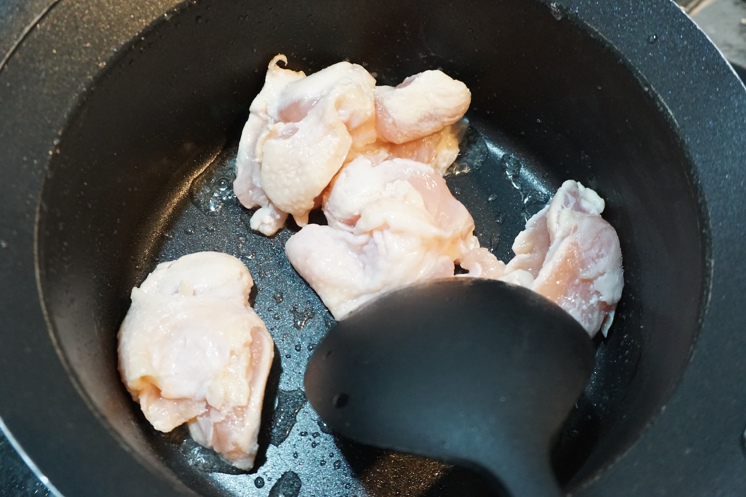 中火に熱した鍋にサラダ油をひき、鶏もも肉を入れ色が変わるまで炒める。