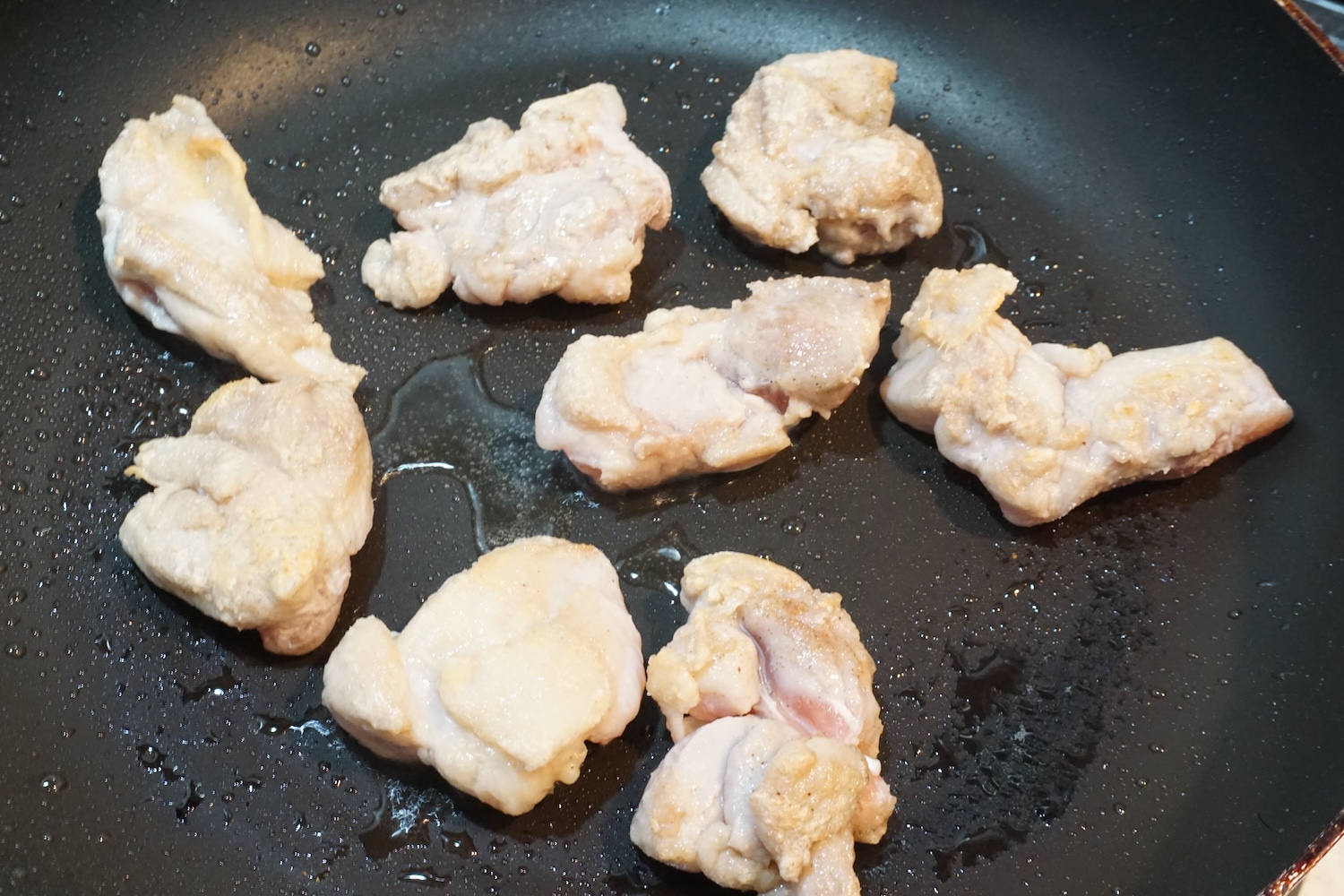 フライパンにサラダ油を入れて中火で熱し、鶏もも肉を焼く。