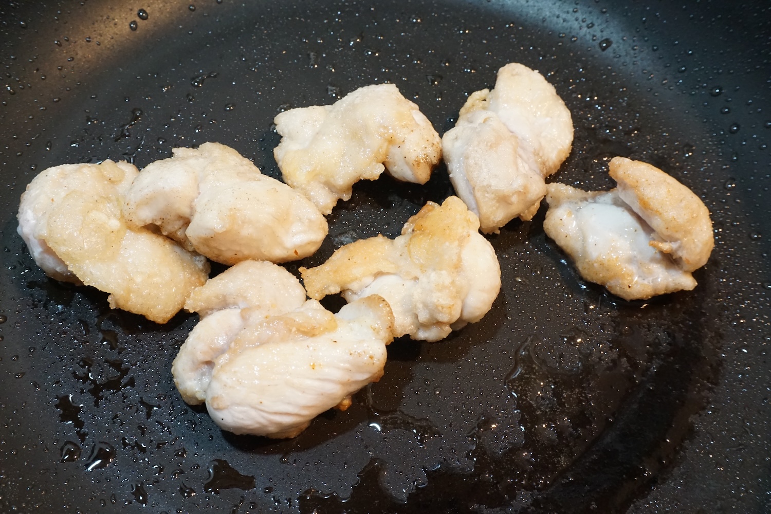 鶏もも肉を中火で焼き、中まで火が通ったら余分な油をキッチンペーパーで拭き取る。