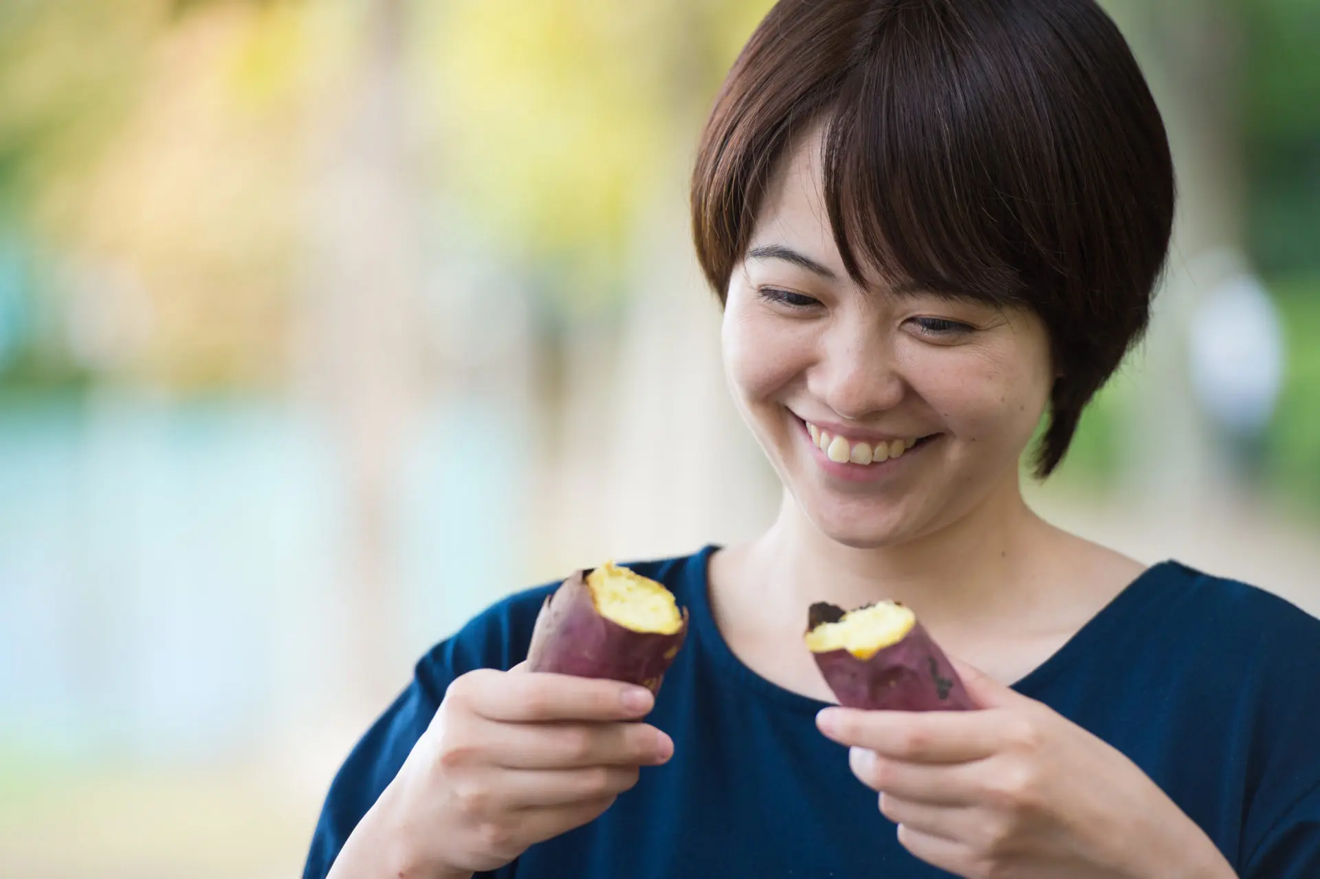 さつまいもを食べる